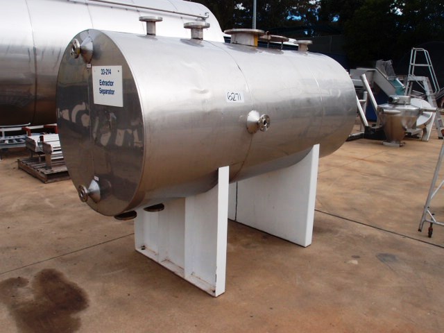Stainless Steel Storage Tank (Horizontal), Capacity: 1,800Lt