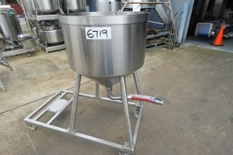 Stainless Steel Vertical Storage Tank, John Trinne Engineering, 200 Lt, 695mm Dia x 400mm H straight + 400mm cone.