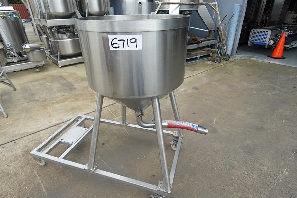 Stainless Steel Vertical Storage Tank, John Trinne Engineering, 200 Lt, 695mm Dia x 400mm H straight + 400mm cone.