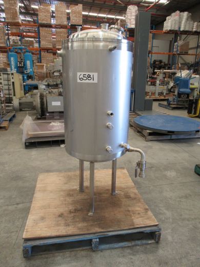 Stainless Steel Storage Tank (Vertical), Capacity: 200Lt